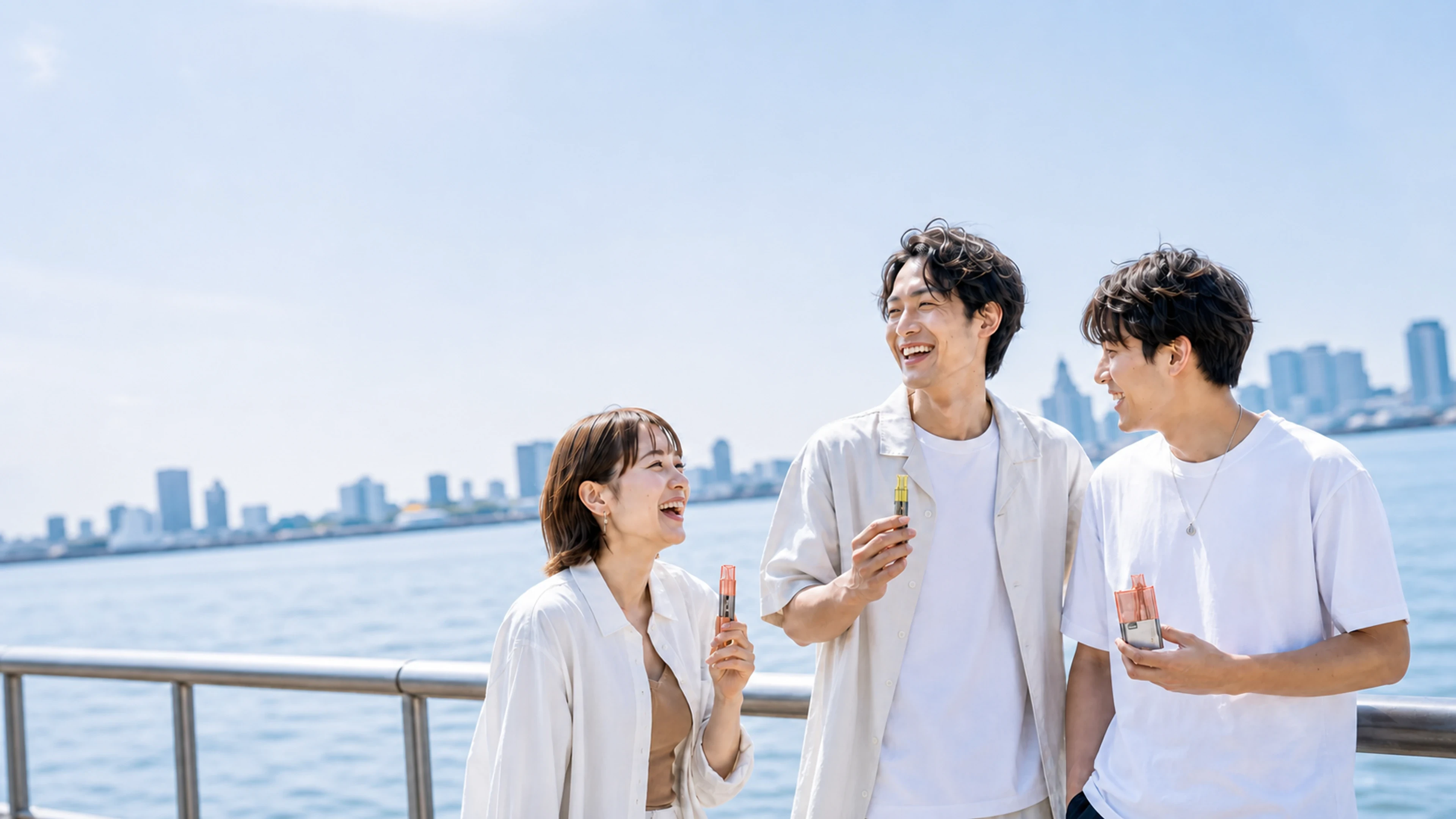 海辺で異なる Snowplus 製品を手に会話する3人の大人