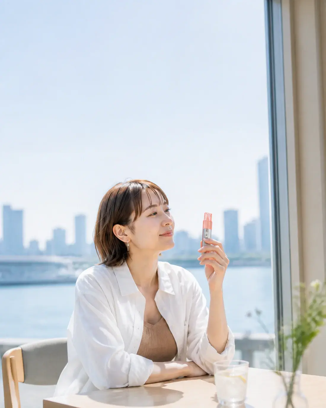窓辺で静かな時間を過ごす成人女性